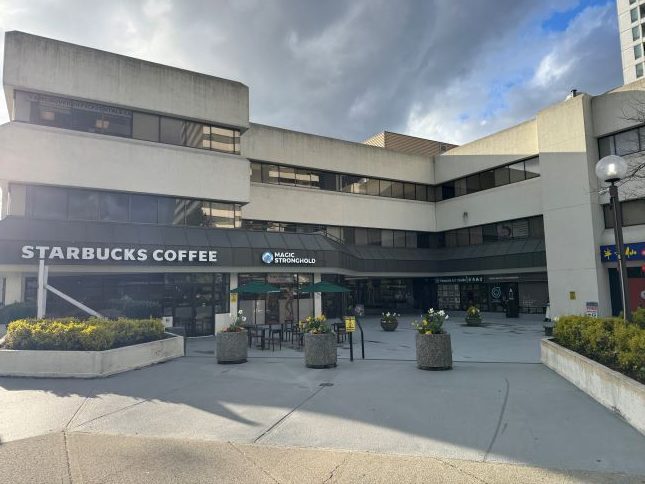 The front entrance to TMVC Burnaby clinc at Boundary Plaza